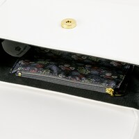 日本モデルのバッグ。