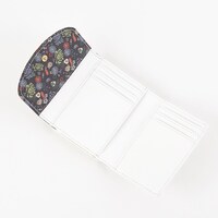 日本モデルの財布。