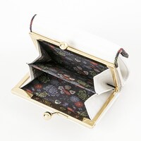 日本モデルの財布。