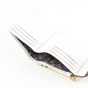 日本モデルの財布。