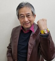 「キューティーハニー×LOCMAN コラボレーションウォッチ」を付けた永井豪。