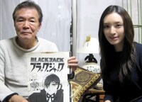 左から元編集者の伊藤嘉彦氏、栗山千明。