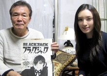 左から元編集者の伊藤嘉彦氏、栗山千明。