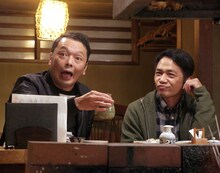 「孤独のグルメ大晦日スペシャル 京都・名古屋出張編 生放送でいただきます！」より、中川家の剛と礼二が演じる店の常連客。