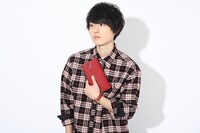 真田幸村モデルの長財布の使用イメージ。