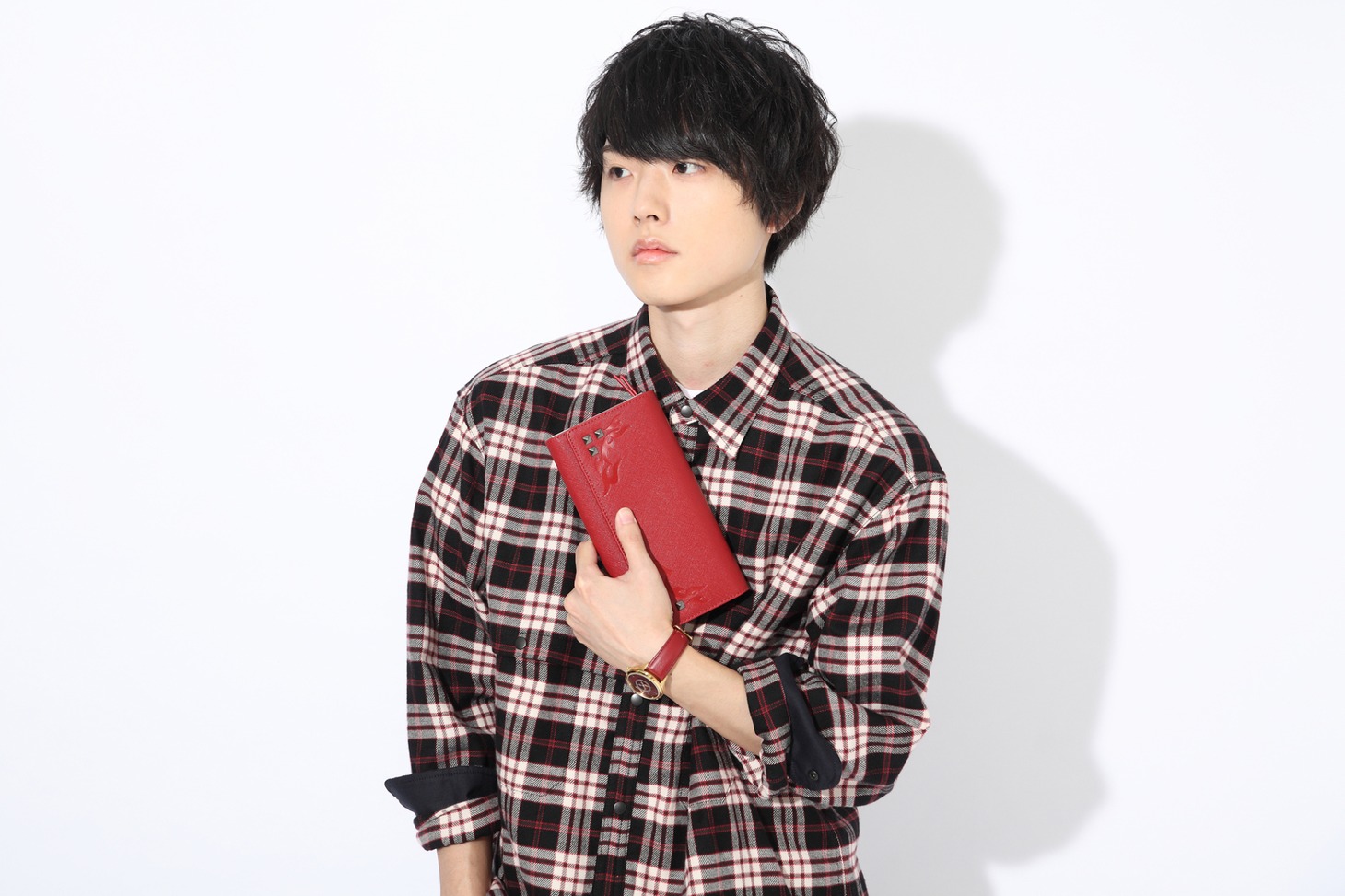 真田幸村モデルの長財布の使用イメージ。