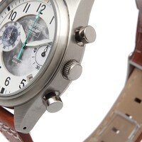 ヒビトモデルの腕時計。