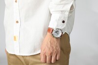 ヒビトモデルの腕時計の使用イメージ。