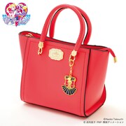 ステンドグラスキーホルダーを付けたところ。