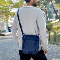 「PORTER 2WAYトートバッグ ZEONモデル」使用イメージ。