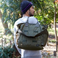 「PORTER 2WAYトートバッグ ZEONモデル」使用イメージ。