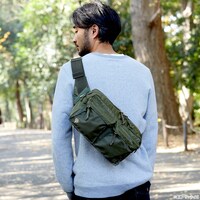 「PORTER 2WAYウエストバッグ ZEONモデル」使用イメージ。