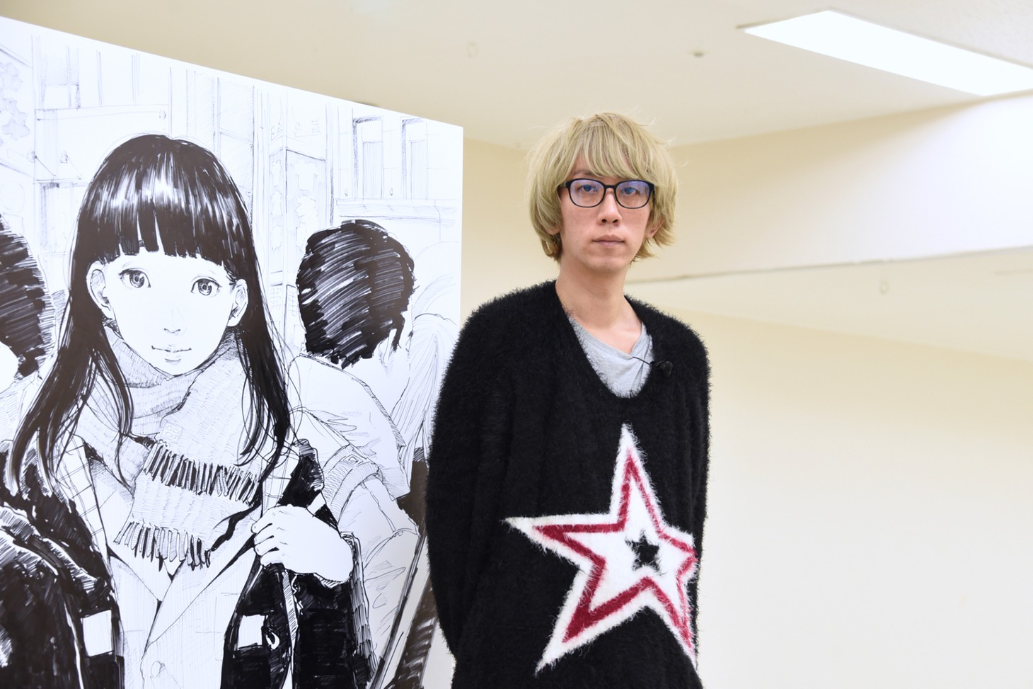 「画業20周年記念企画 浅野いにおの世界展～Ctrl+T2～」で会見する浅野いにお。