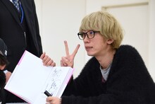 ファンとの写真撮影に応じる浅野いにお。