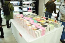 「画業20周年記念企画 浅野いにおの世界展～Ctrl＋T2～」物販ブース。