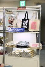 「画業20周年記念企画 浅野いにおの世界展～Ctrl＋T2～」物販ブース。