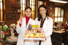 TVドラマ「トレース～科捜研の男～」の現場写真。左から新木優子、小雪。