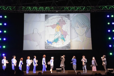 「ジャンプフェスタ2019」の様子。スクリーンに映されているのが許斐描き下ろしのティザービジュアル。