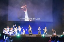 「テニプリっていいな」を歌唱する許斐剛と、盛り上げるほかの登壇者たち。