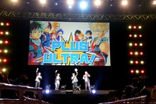 「僕のヒーローアカデミア」のステージの様子。左から轟焦凍役の梶裕貴、爆豪勝己役の岡本信彦、緑谷出久役の山下大輝、オールマイト役の三宅健太。