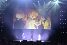 「約束のネバーランド」のステージイベントの様子。左からノーマン役の内田真礼、エマ役の諸星すみれ、レイ役の伊瀬茉莉也。