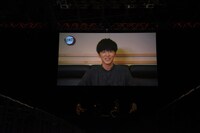 「鬼滅の刃」のステージイベントの様子。冨岡義勇役の櫻井孝宏からのメッセージ。