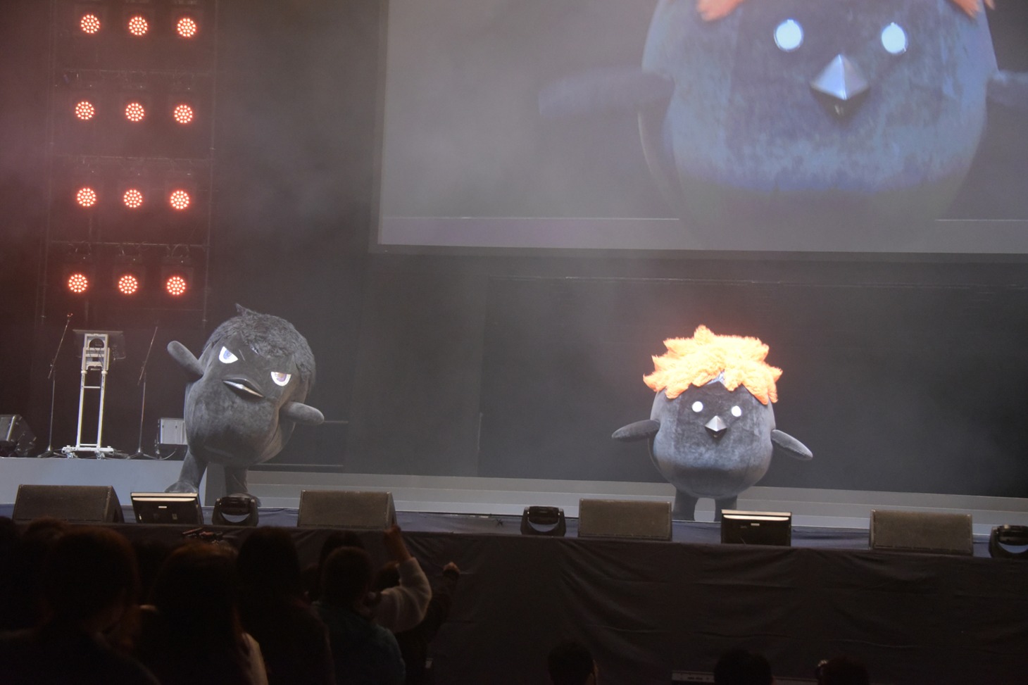 オープニングに登場したヒナガラスとカゲガラス。