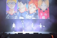 「ハイキュー!!」ステージイベントの様子。左から月島蛍役の内山昂輝、影山飛雄役の石川界人、日向翔陽役の村瀬歩、孤爪研磨役の梶裕貴。