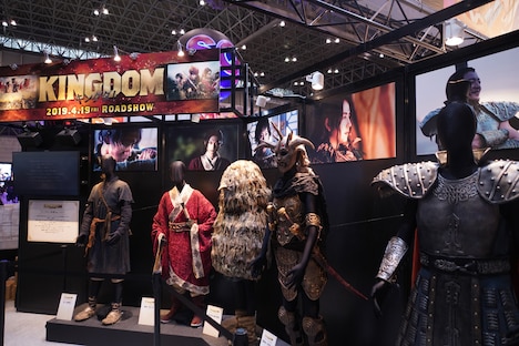 映画「キングダム」の衣装展示。