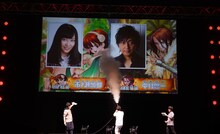 スクリーンにバズーカを撃ち、市ノ瀬加那と中村悠一の出演を発表する稲垣理一郎。