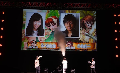 スクリーンにバズーカを撃ち、市ノ瀬加那と中村悠一の出演を発表する稲垣理一郎。