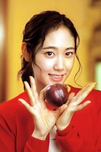 スモモ役の阿部純子。