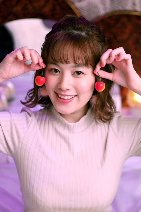 サクランボ役の筧美和子。