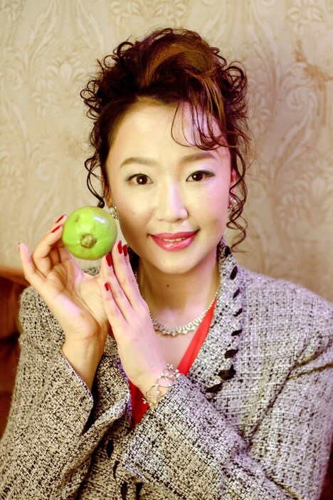 グァバ役の松岡依都美。