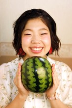 スイカ役のうらじぬの。