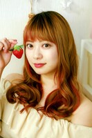 イチゴ役の山下リオ。