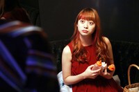 ドラマ「フルーツ宅配便」より、山下リオ演じるイチゴ。