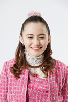 椎名リン役のアヤカ・ウィルソン。