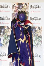 ゼロの衣装に身を包みポーズを決める井上裕介。