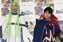 「コードギアス 復活のルルーシュ」の完成披露舞台挨拶の様子。左からNON STYLEの石田明と井上裕介。