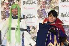「コードギアス 復活のルルーシュ」完成披露にてコスプレを披露したNON STYLE。C.C.に扮した石田明（左）とゼロに扮した井上裕介（右）。