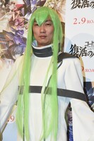 C.C.のコスプレをする石田明。