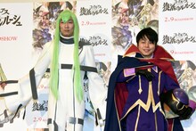 C.C.に扮した石田明（左）とゼロに扮した井上裕介（右）。