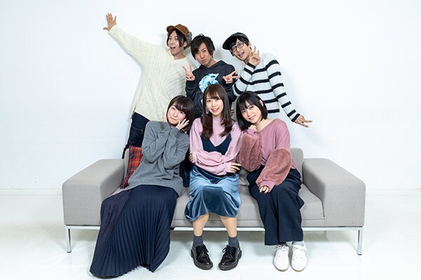 上段左から伊東悠人役の蒼井翔太、筒井光役の上西哲平、高梨ミツヤ役の寺島拓篤、下段左から綾戸純恵役の上田麗奈、五十嵐色葉役の芹澤優、石野ありさ役の津田美波。