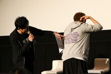 「DOUBLE DECKER! ダグ＆キリル」のパーカーについて語らう三上哲（左）と天崎滉平（右）。