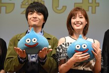 左からスライム人形を持った岡山天音、スライム人形を持った本田翼。