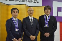 左から小宮康正、青木克徳区長、高橋陽一。