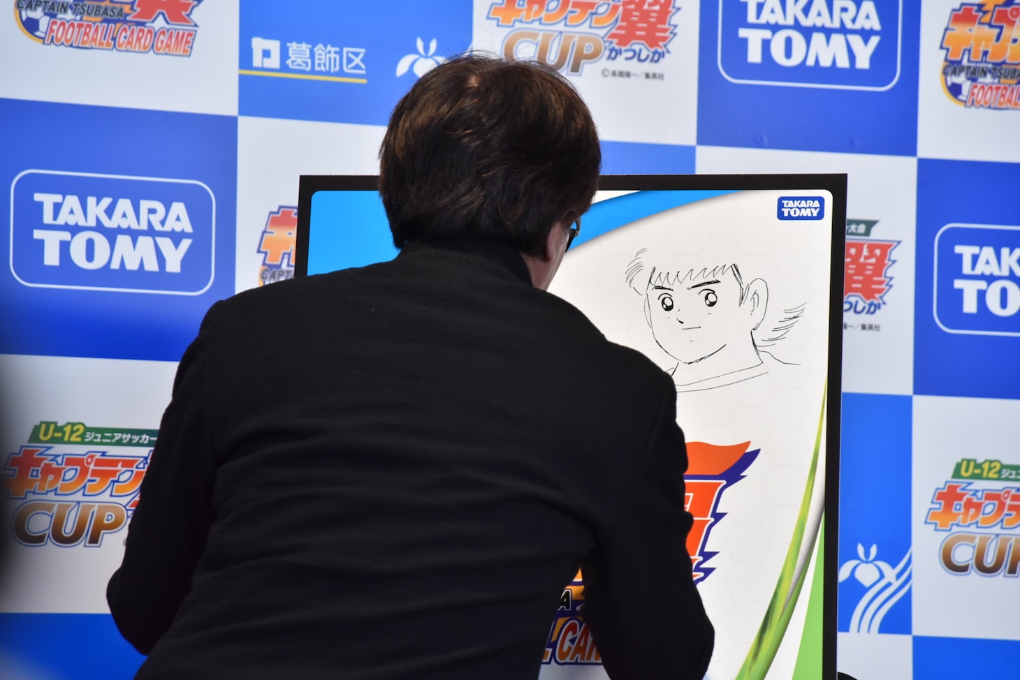 ライブドローイング中の高橋陽一。