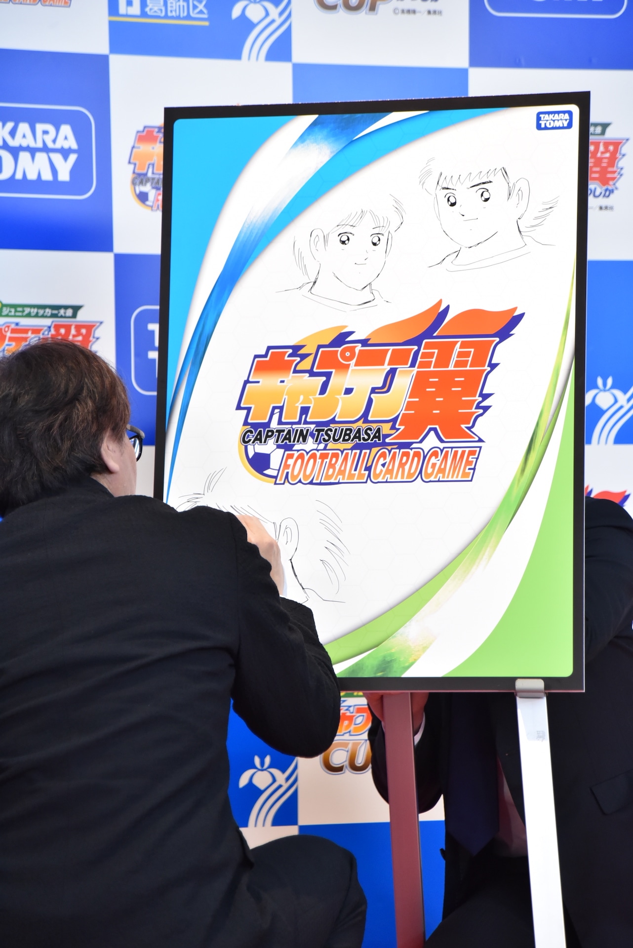 ライブドローイング中の高橋陽一。