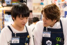 TVドラマ「ゆうべはお楽しみでしたね」第1話場面カットより、岡山天音演じるたくみと宮野真守演じる大仁田の共演シーン。